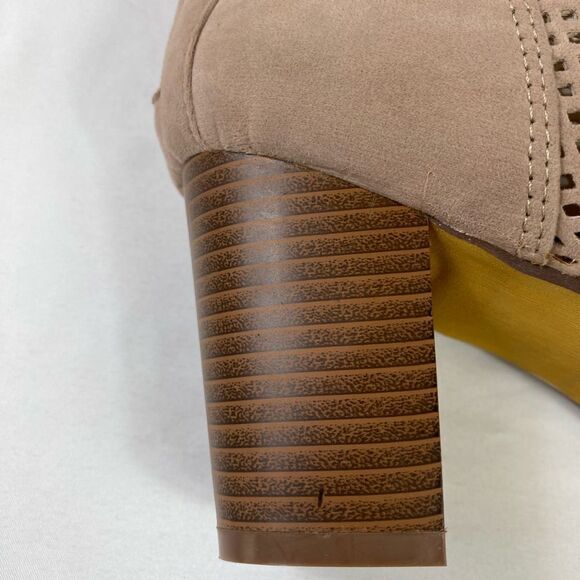 Chase & Chloe 10M tan Booties with faux suede uppers and stacked wooden heel - Picture 7 of 8